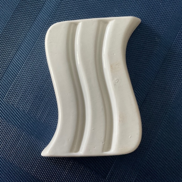 PORCELAIN OLIVE APPETIZER TRAY. LIKE NEW!! Three slots for olives. 6 1/4” x 4” - Picture 5 of 5